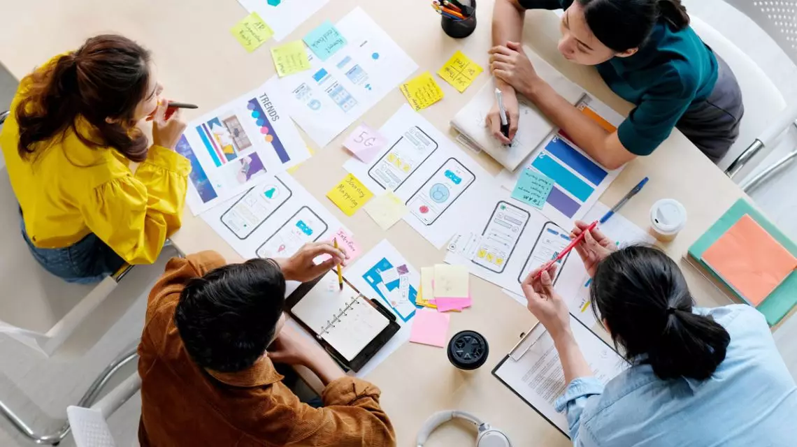 Equipo-de-recursos-humanos-gestiona-el-design-thinking-1140x640