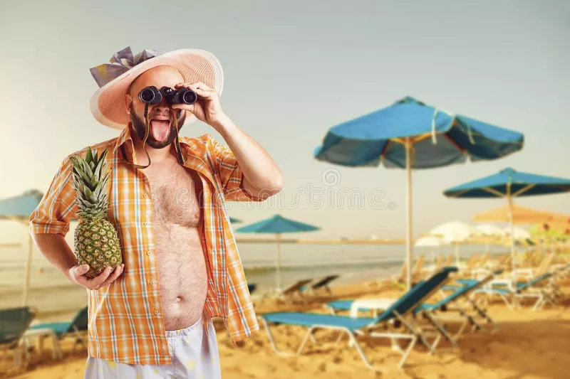 hombre-barbudo-gordo-divertido-con-los-prismáticos-de-vacaciones-en-la-playa-verano-el-fondo-viajar-138722451