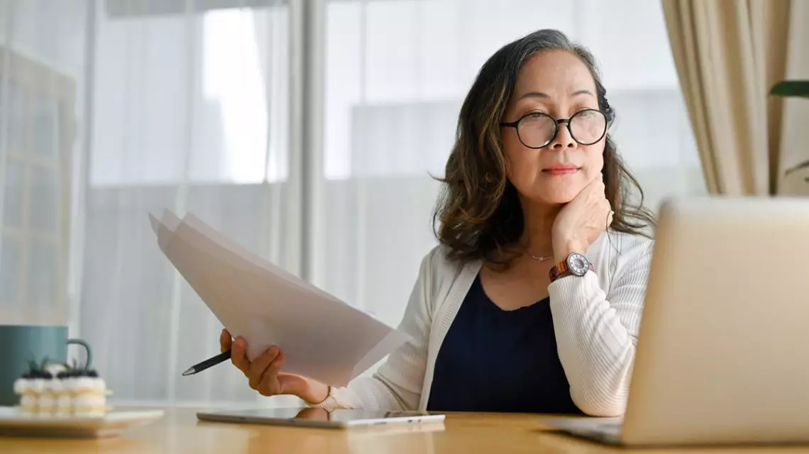 Trabajadora-cursando-uno-de-los-masters-para-la-Direccion-de-Recursos-Humanos-1140x640