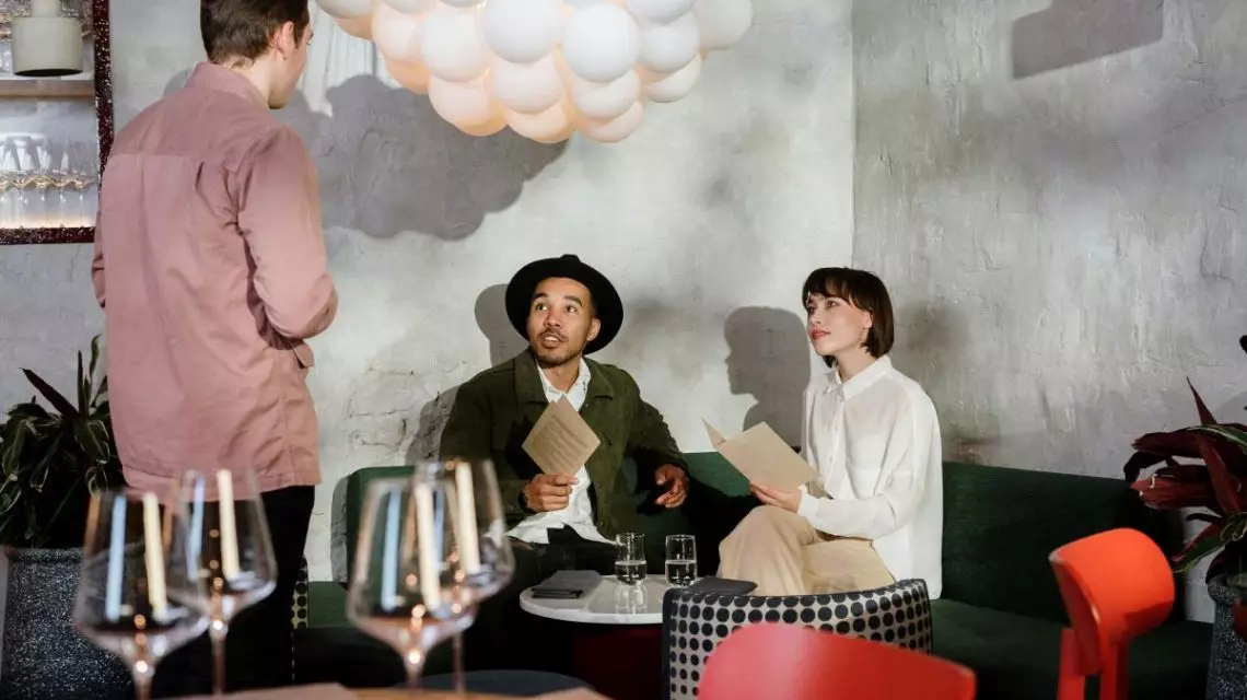 Empleado-padeciendo-las-dificultades-de-conciliacion-en-hosteleria-1140x640