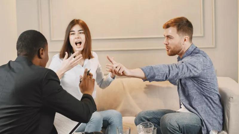 persona-interrumpen-conversacion_4_800x450