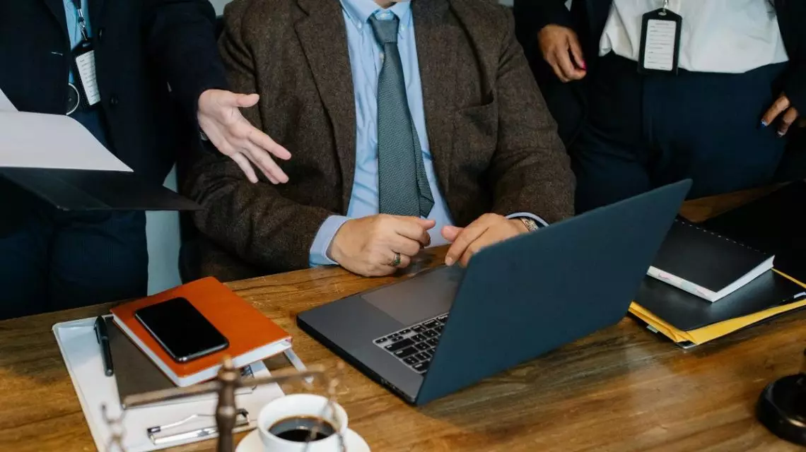 Equipo-estableciendo-pautas-para-evitar-los-efectos-del-sindrome-de-procusto-1140x640