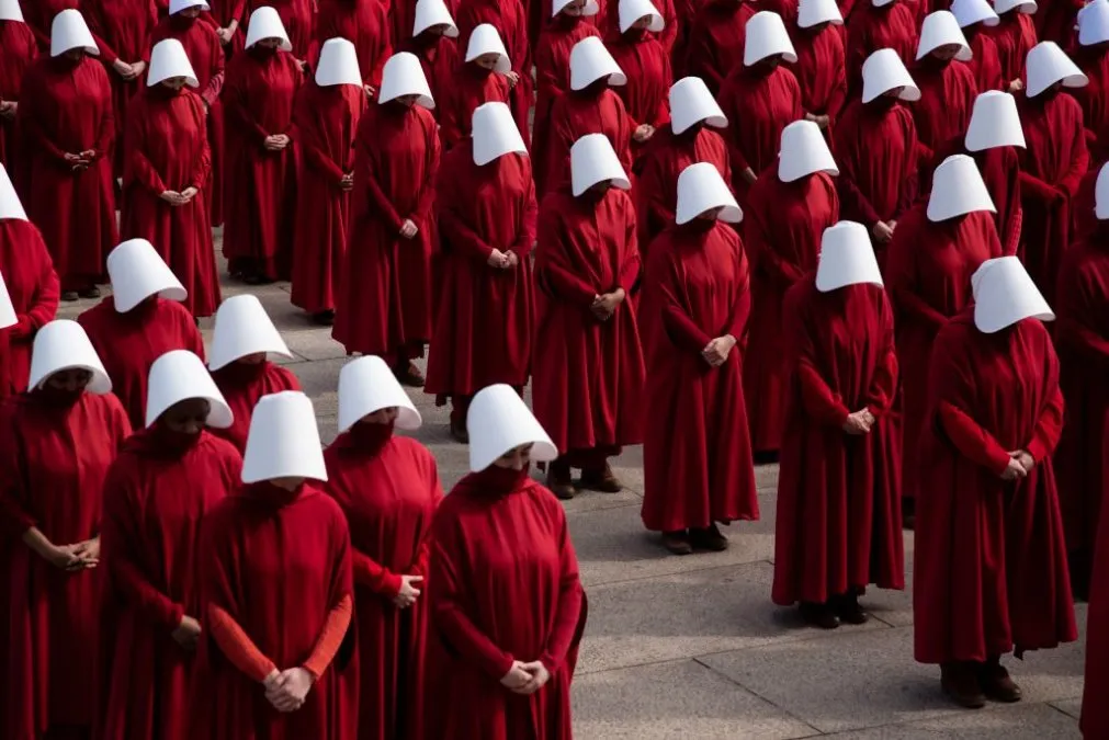 donde-ver-el-cuento-la-criada-the-handmaids-tale-online