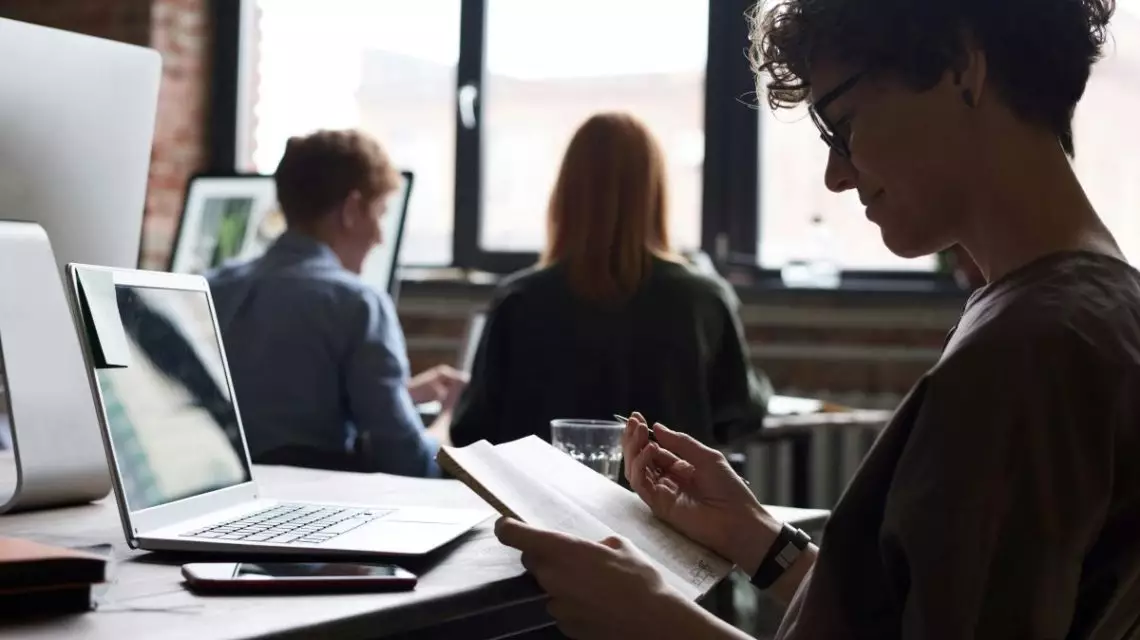 Responsable-revisando-como-se-realiza-un-cese-de-contrato-1140x640