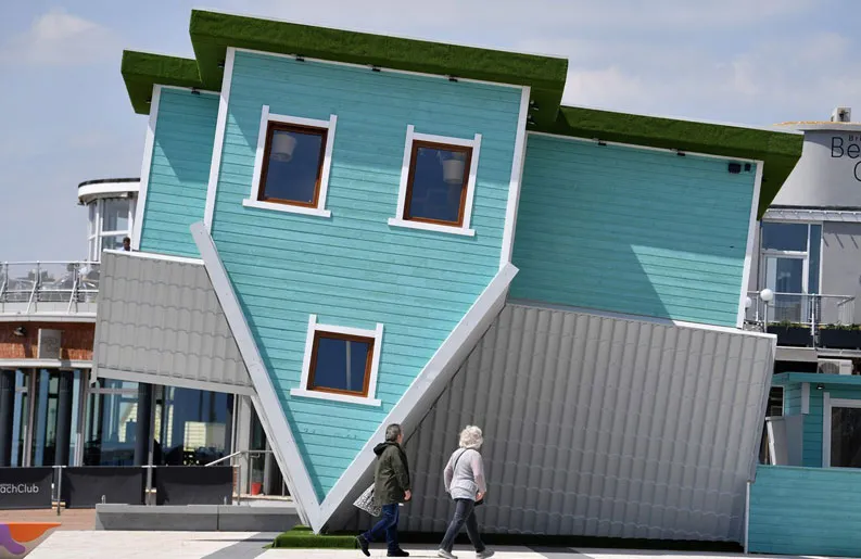 UpsideDownHouse01
