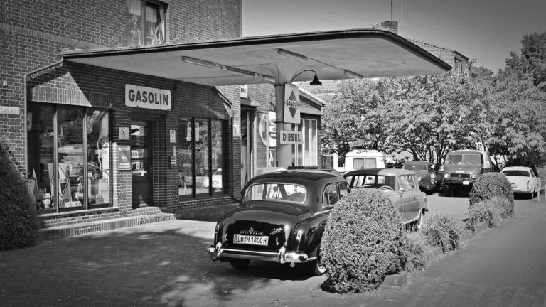 Old-petrol-station-Berns-Walz-Pixabay-768x432
