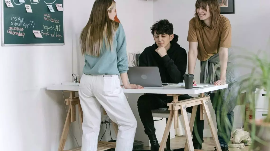 Jovenes-discutiendo-las-necesidades-de-employer-branding-en-la-generacion-z-1140x640