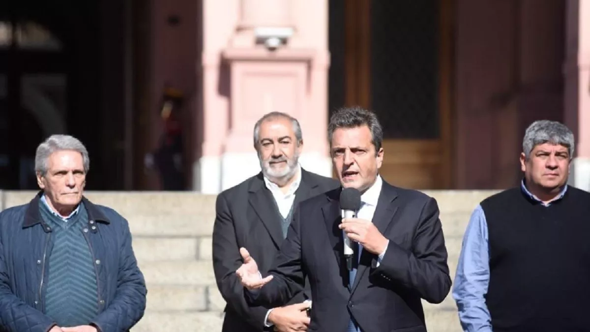 massa_y_la_cgt_en_la_explanada_de_la_rosada.jpg_1402874324