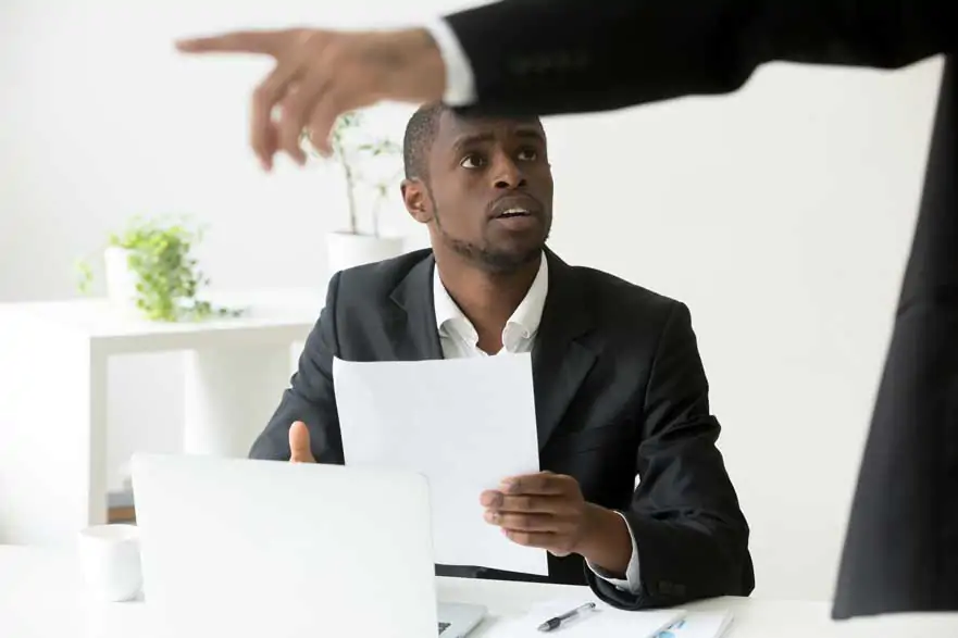 Empleado-que-sufre-microagresines-en-la-empresa