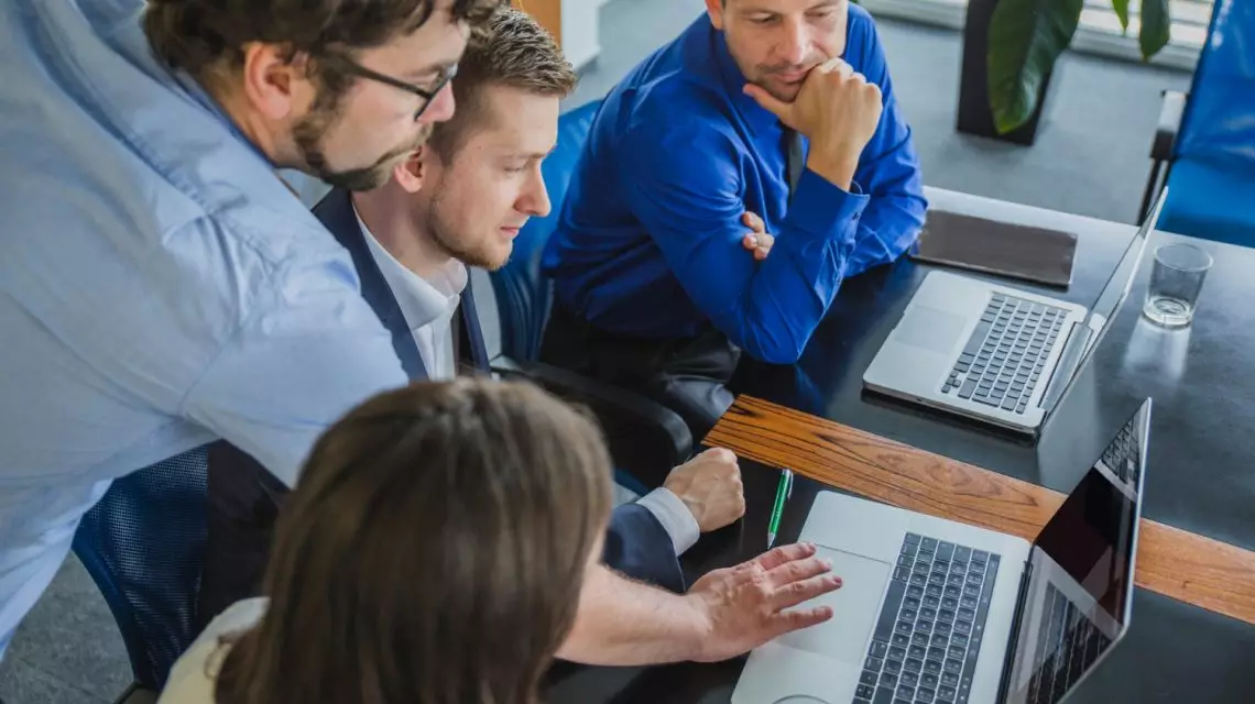 Profesionales-IT-revisando-un-proyecto-de-desarrollo-1140x640