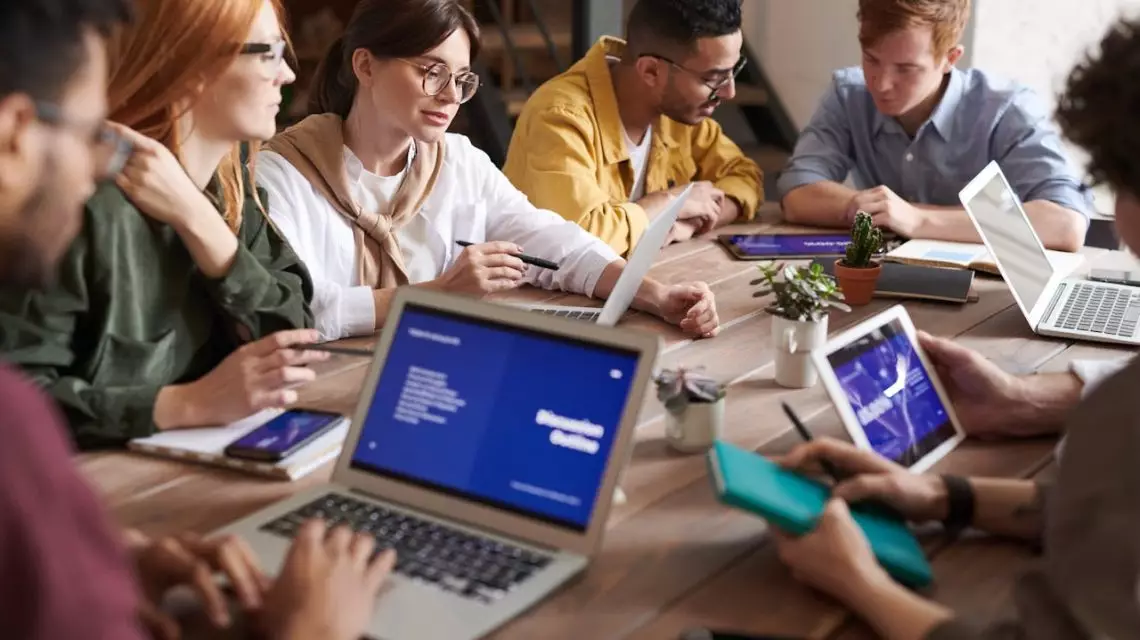 Equipo-de-RRHH-definiendo-estrategias-de-Upskilling-y-Reskilling-1140x640