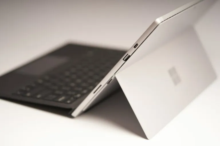 Microsoft-Surface-Przemyslaw-Marczynski-Unsplash-768x512