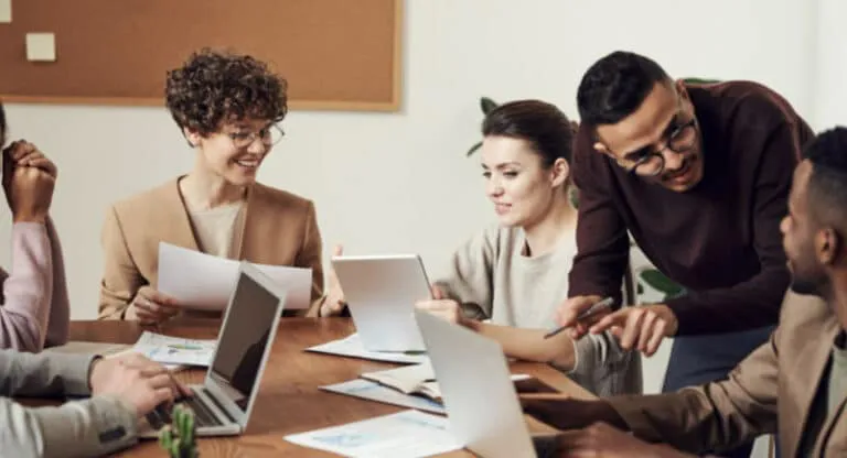 equipo-empresa-reunion-rrhh-768x416