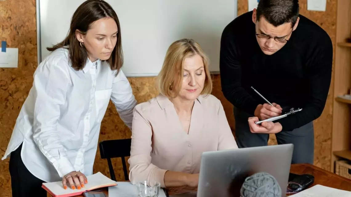 Jefa-de-personal-implementando-el-liderazgo-autoritario-1140x640