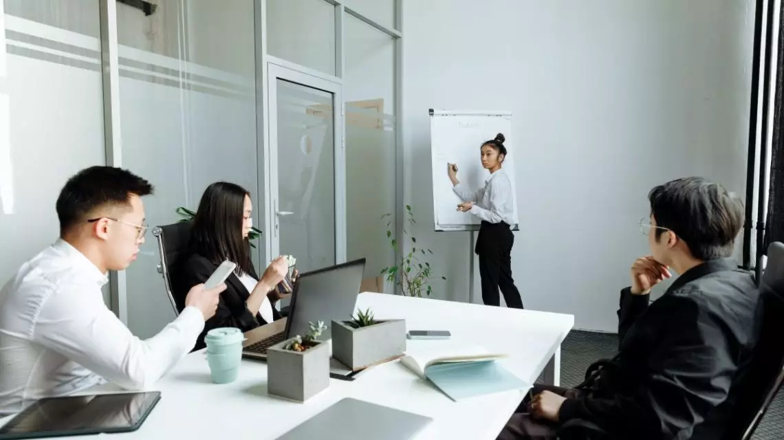 Equipo-planeando-crear-un-itinerario-formativo-paso-a-paso-1140x640