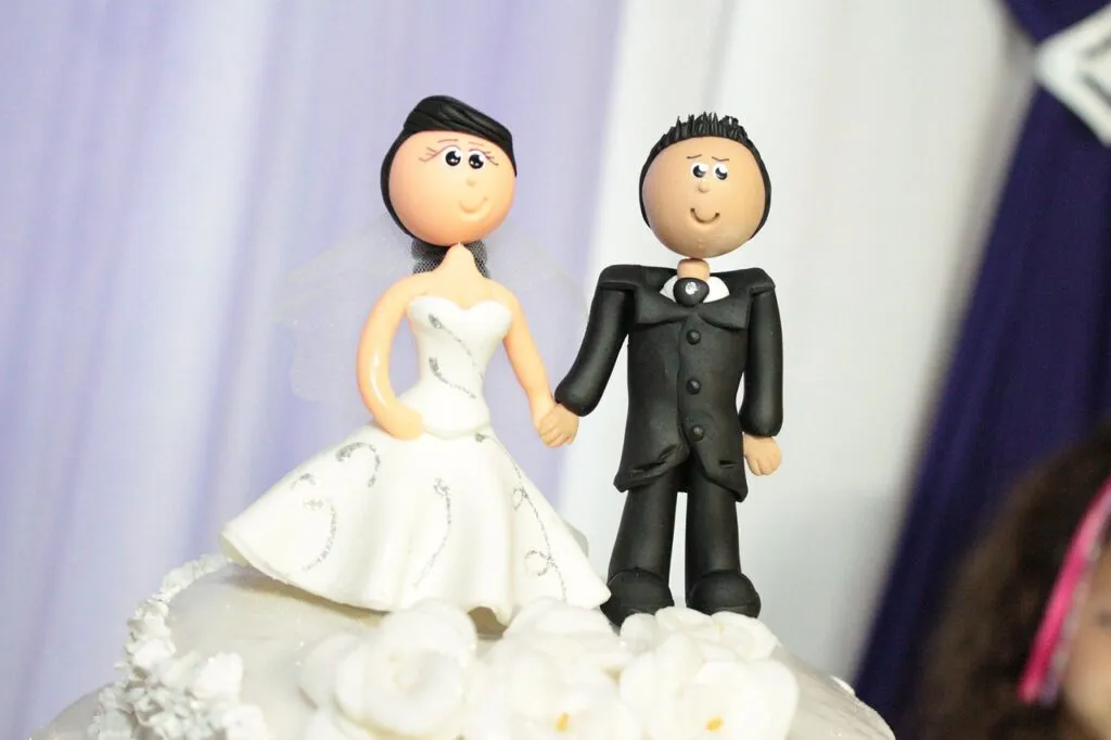 Wedding-cake-toppers-Alex-Ramos-Pixabay-1024x682