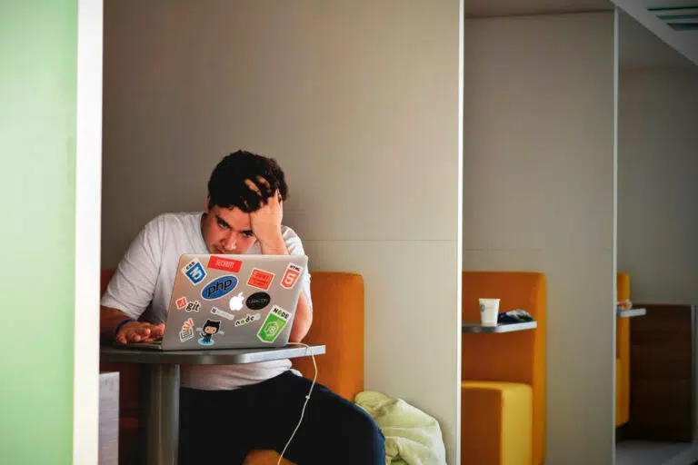 trabajo-ordenador-estudiante-768x512.jpg