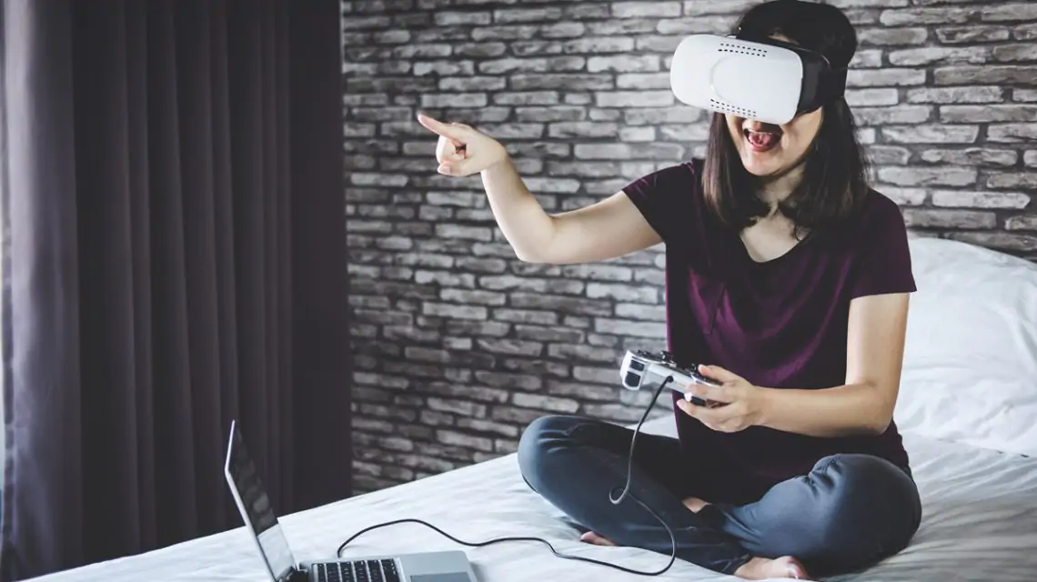 Empleada-disfrutando-de-Actividades-virtuales-de-teambuilding-1140x640