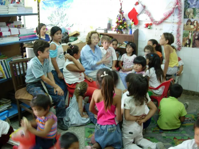 Chicos-Escuchando-cuentos-RL-CA17-1-696x522