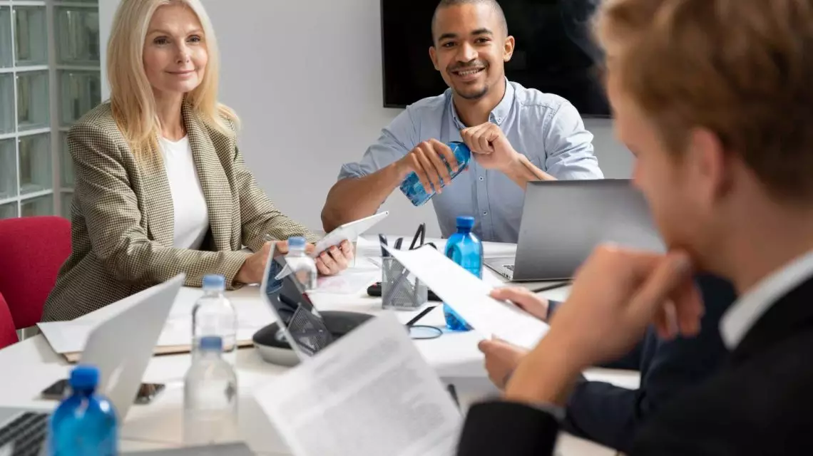 Equipo-negociando-un-contrato-colectivo-de-trabajo-1140x640