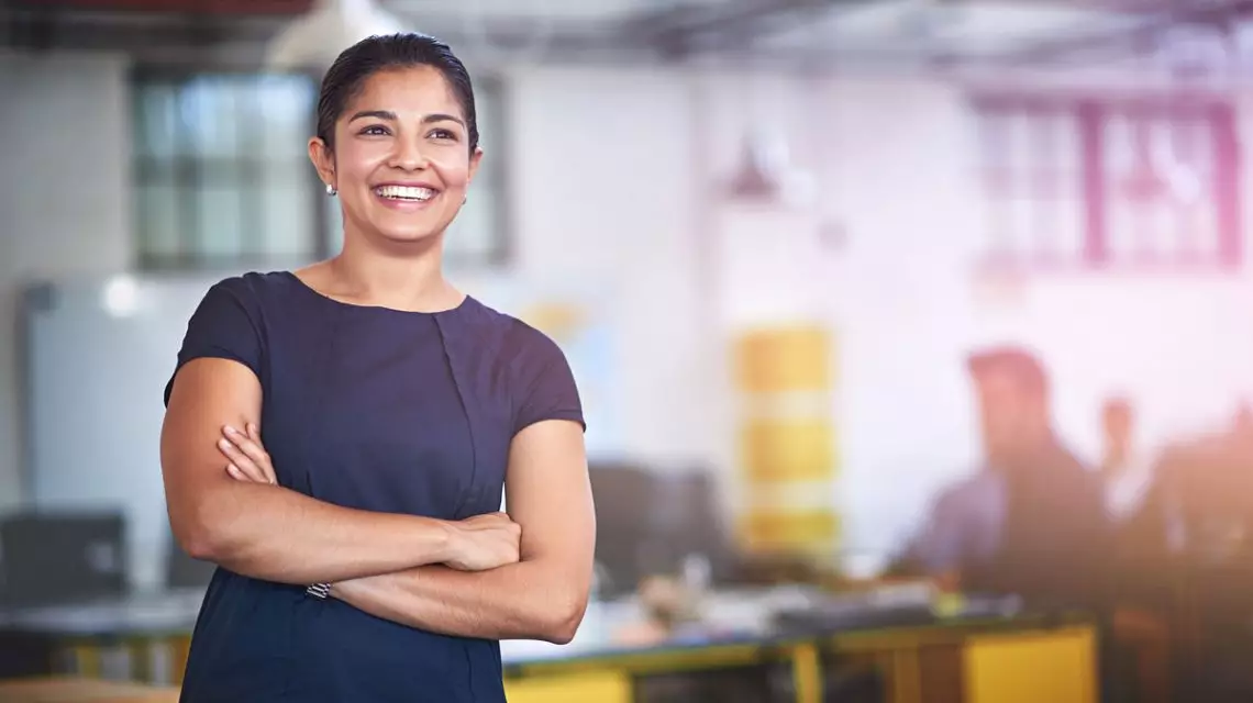 Empleada-motivada-segun-la-teoria-de-Hezberg-1140x640