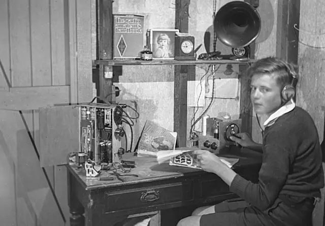 _107908935_david-ham-radio.jpg