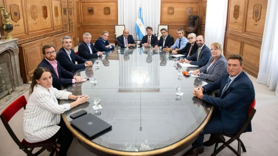 nicolas-posse-y-el-ministro-del-interior-guillermo-francoscon-los-diputados-por-hacemos-coalicion-federal-20240408-1781921