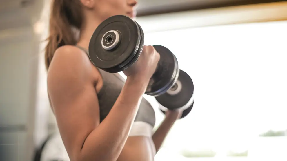 mujer-haciendo-deporte-en-el-gimnasio