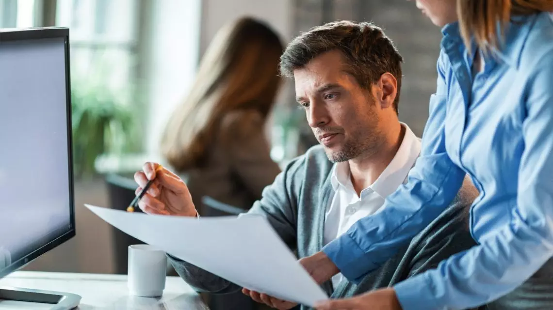 Tecnicos-de-Recursos-Humanos-gestionando-las-nominas-de-los-empleados-1140x640