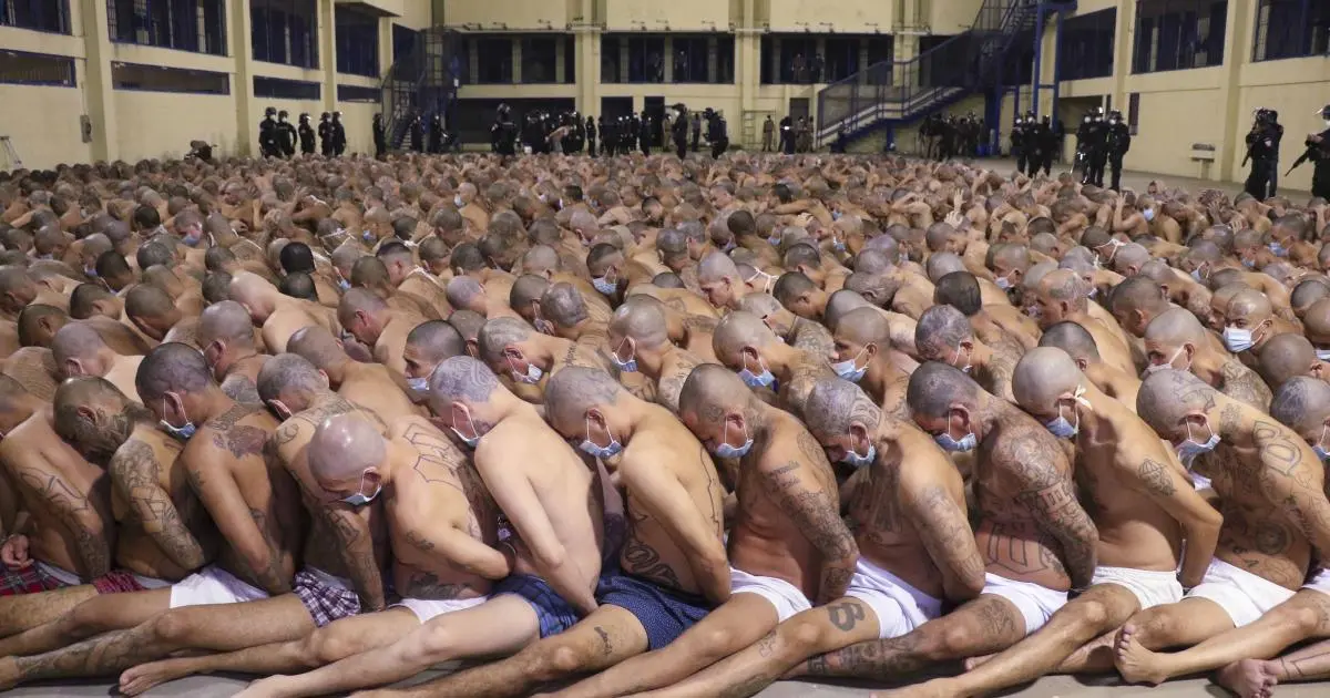 042920amer_el_salvador_prisoners