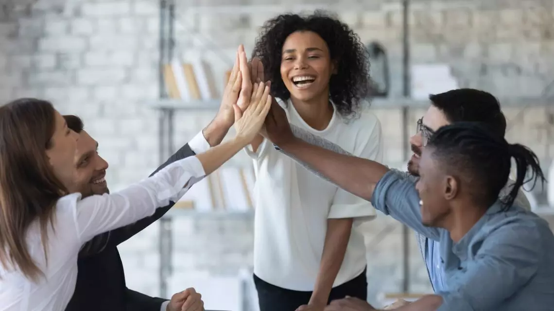 Personal-de-la-empresa-aunando-habilidades-para-conseguir-su-meta-siguiendo-el-plan-de-reconocimiento-laboral-1140x640