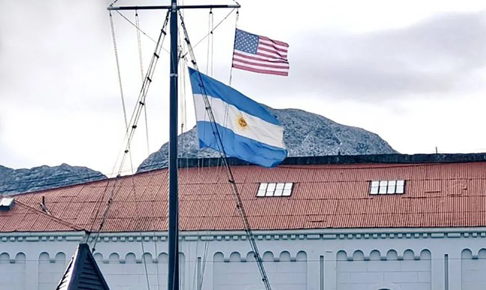 bandera-eeuu-base-naval-ushuaia (1)