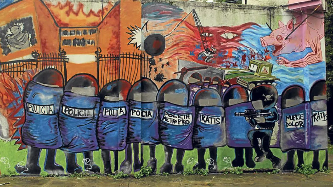 arte-un-cordon-de-la-policia-portena-retratado-en-una-de-las-paredes-del-borda-que-se-intervinieron-S4.jpg-g1