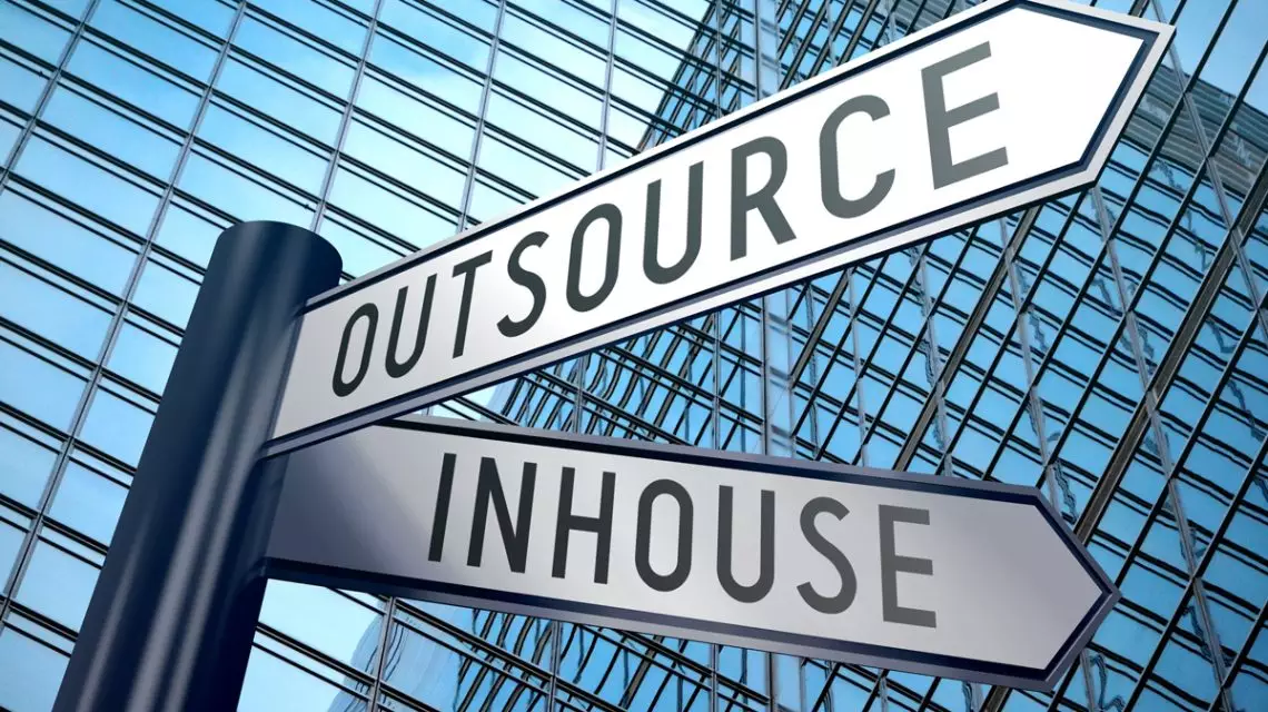 Empresa-que-no-sabe-si-contratar-ousourcing-o-ampliar-la-plantilla-1140x640