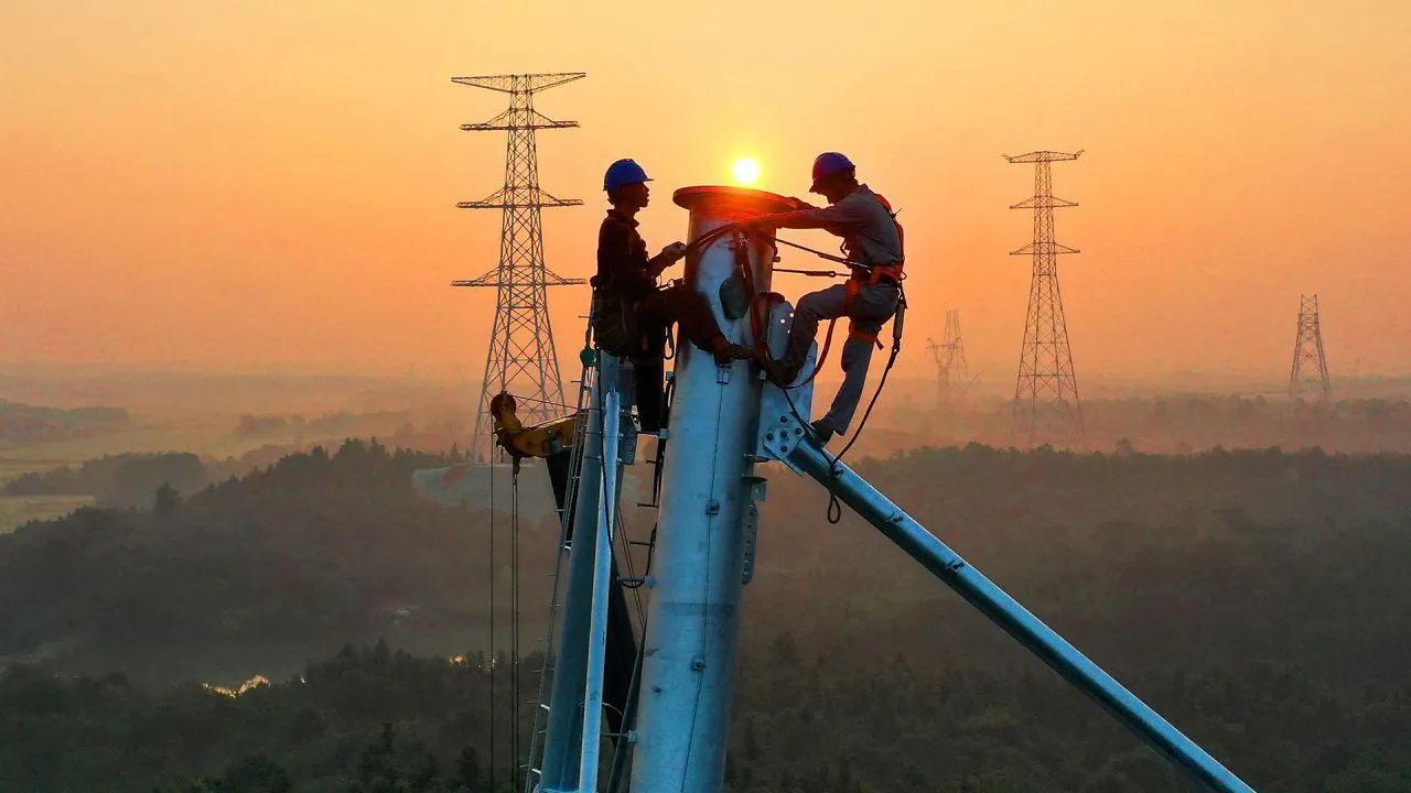 fotogaleria-esta-foto-muestra-a-empleados-trabajando-en-una-torre-de-transmision-de-alta-tension-en-yichun-en-la-provincia-central-china-de-jiangxi-1238499