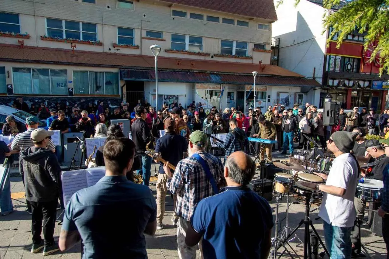 photo_5062130077080334196_y-1-1