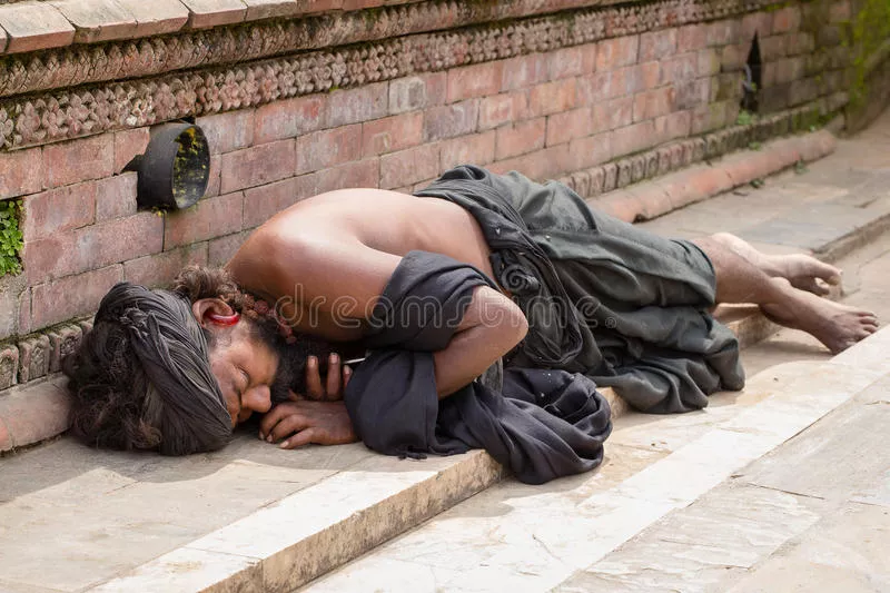 mendigo-sadhu-hombre-santo-dormido-en-la-acera-una-calle-en-katmandu-nepal-80107043