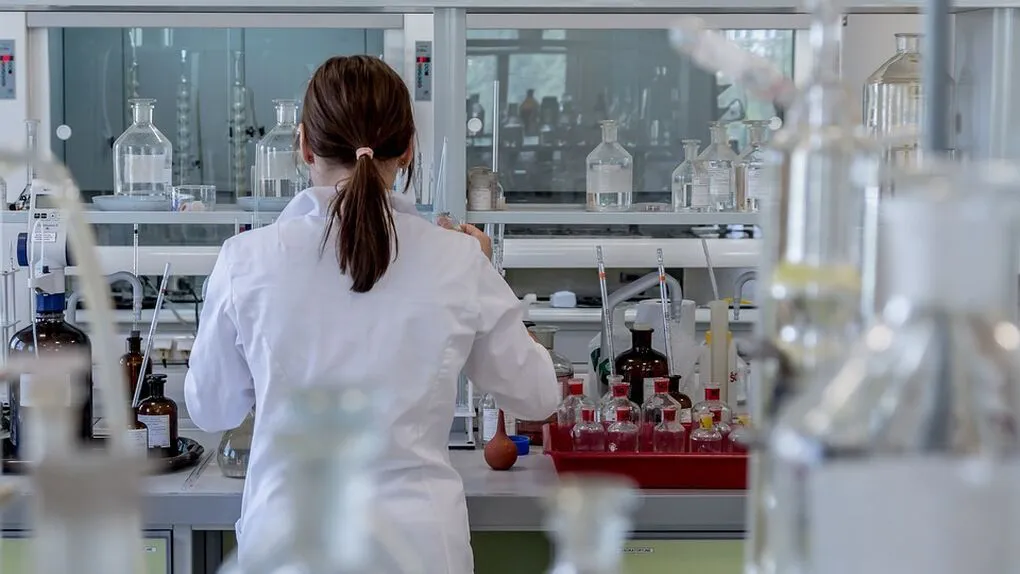 Laboratorio-farmaceutico_1258684188_13589531_1020x574