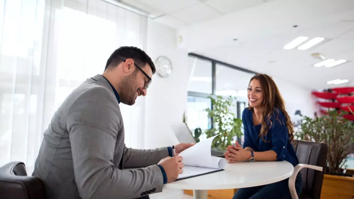 Reclutador-aplicando-la-gestion-por-habilidades-en-su-proceso-de-seleccion-1140x640