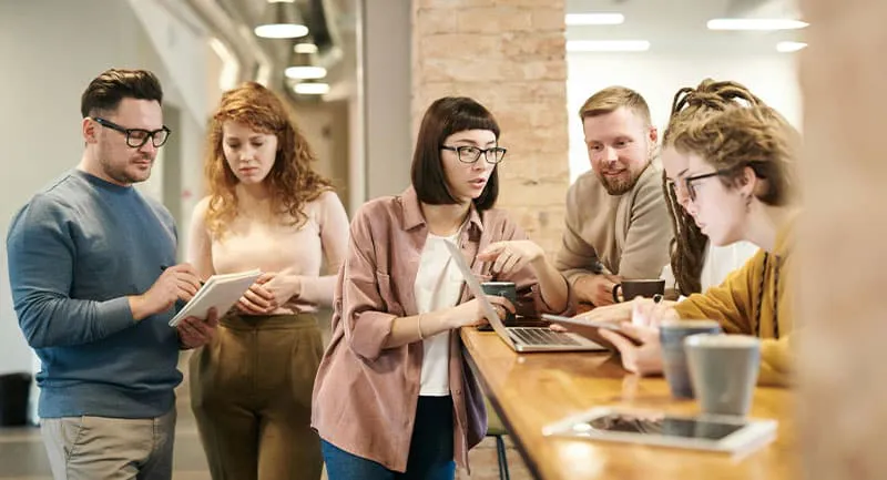 empleados-oficina-hablando