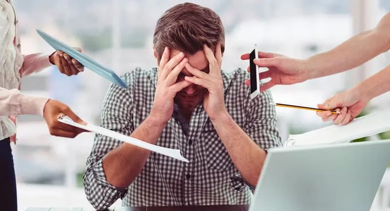 hombre-estresado-trabajo (1)