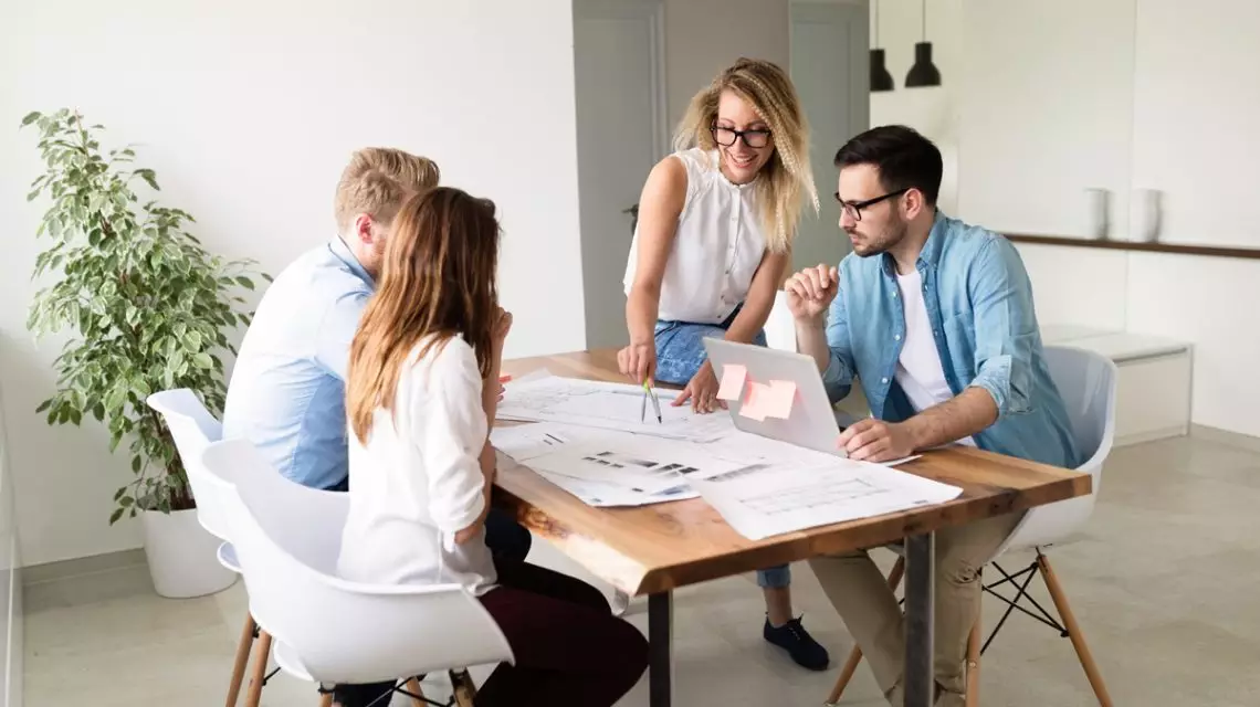 Empresa-que-pone-en-marcha-una-estrategia-de-Recursos-Humanos-efectiva-1140x640