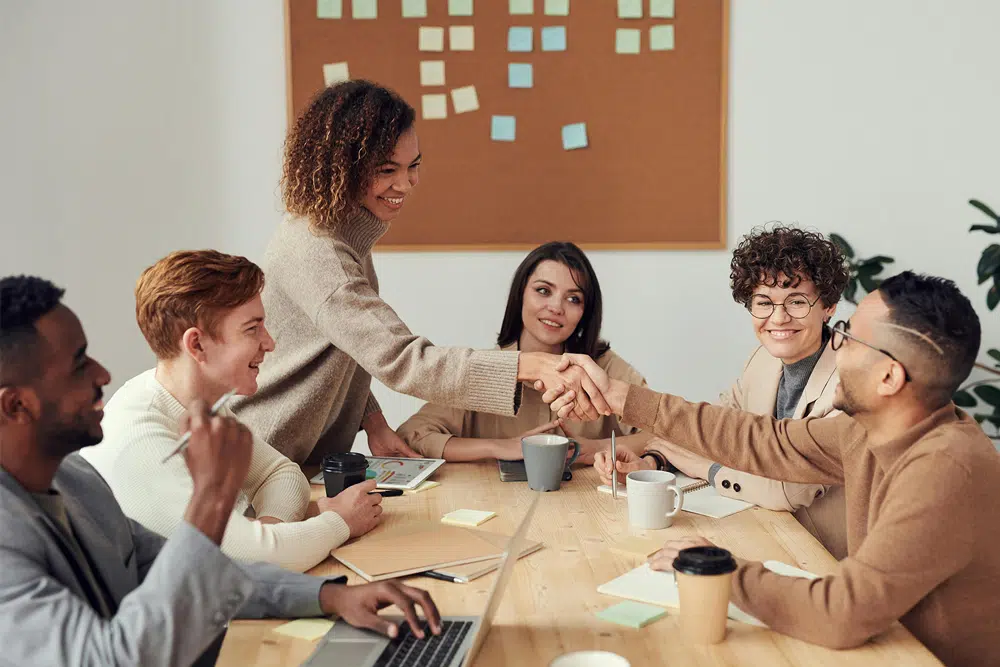 feliz-equipo-oficina-.jpg