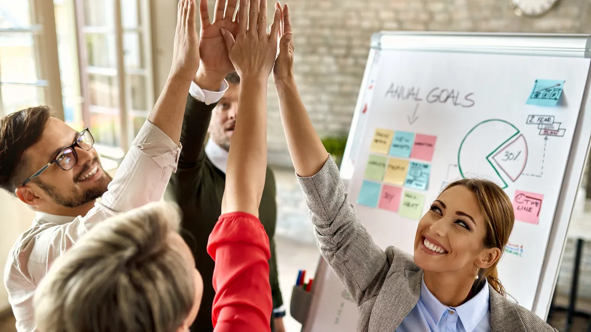 equipo-negocios-feliz-manos-levantadas-celebrando-su-exito-oficinajpg