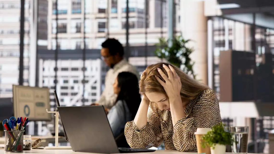 La-sobrecarga-laboral-pueden-afectar-a-la-persona-y-al-rendimiento-global-1140x640