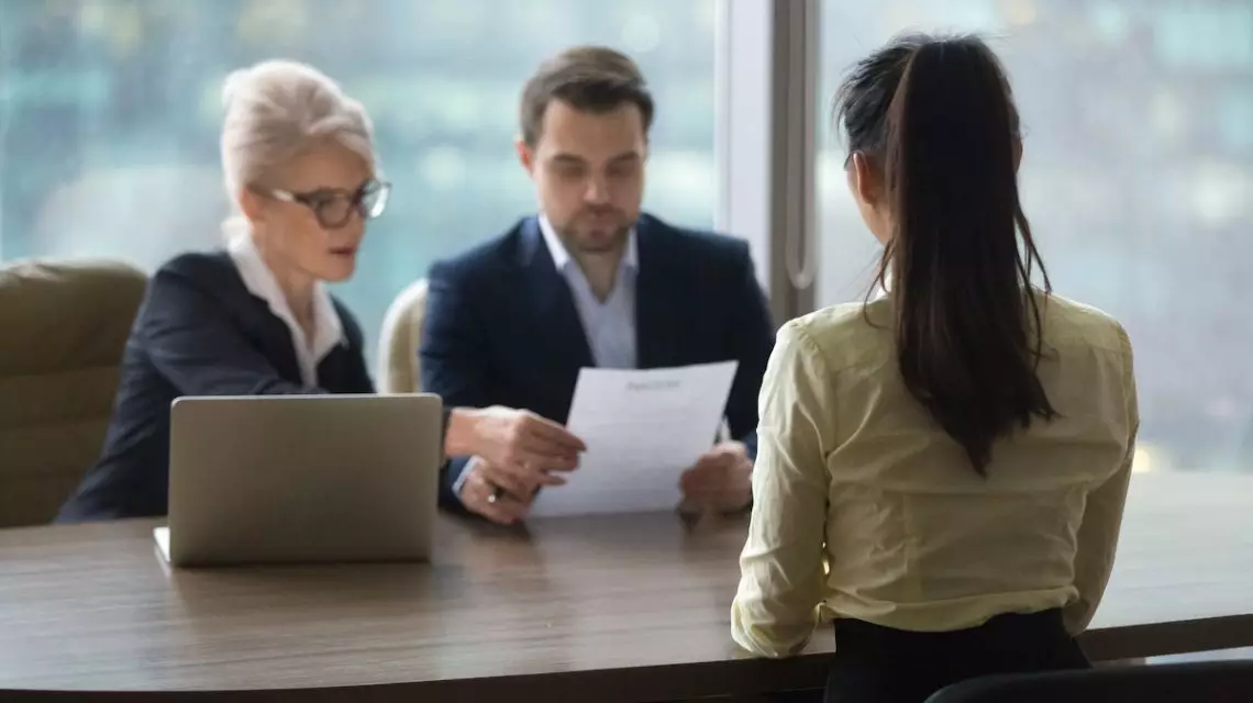 Equipo-de-recursos-humanos-realizando-pruebas-psicotecnicas-en-la-seleccion-de-personal-1140x640