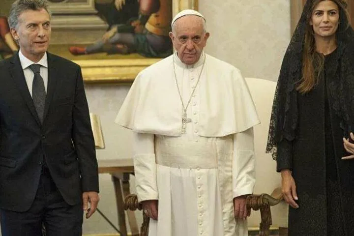 Papa-bergoglio-con-macri-cara-de-perro