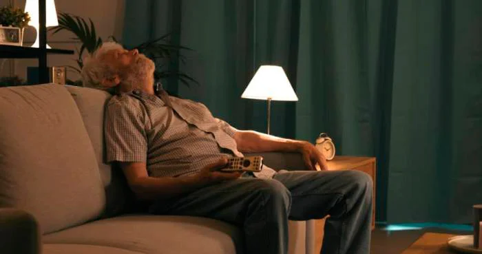 persona-mayor-muy-cansada-somnolencia-def