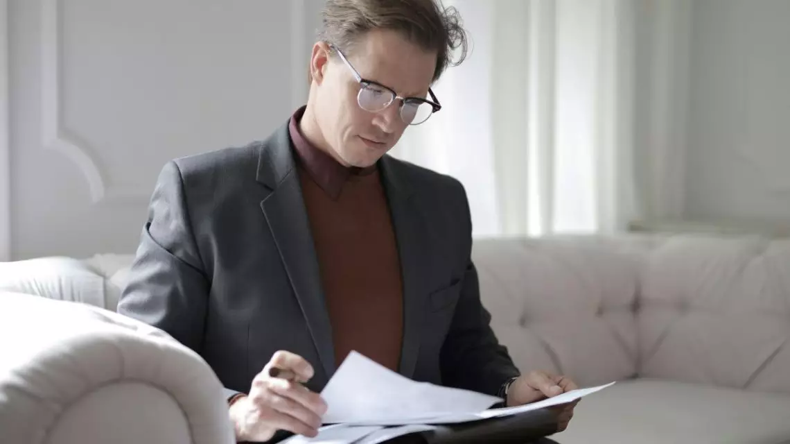 Responsable-de-recursos-humanos-revisando-los-requerimientos-del-contrato-de-confidencialidad-1140x640