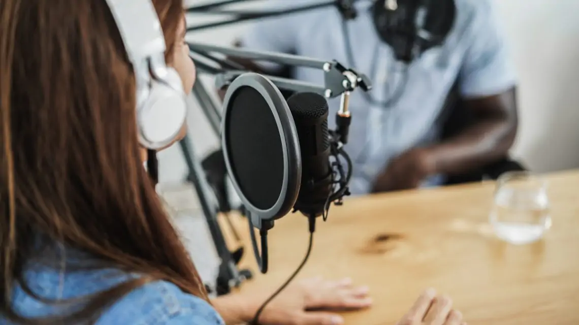 Grabando-podcast-sobre-recursos-humanos-1140x640